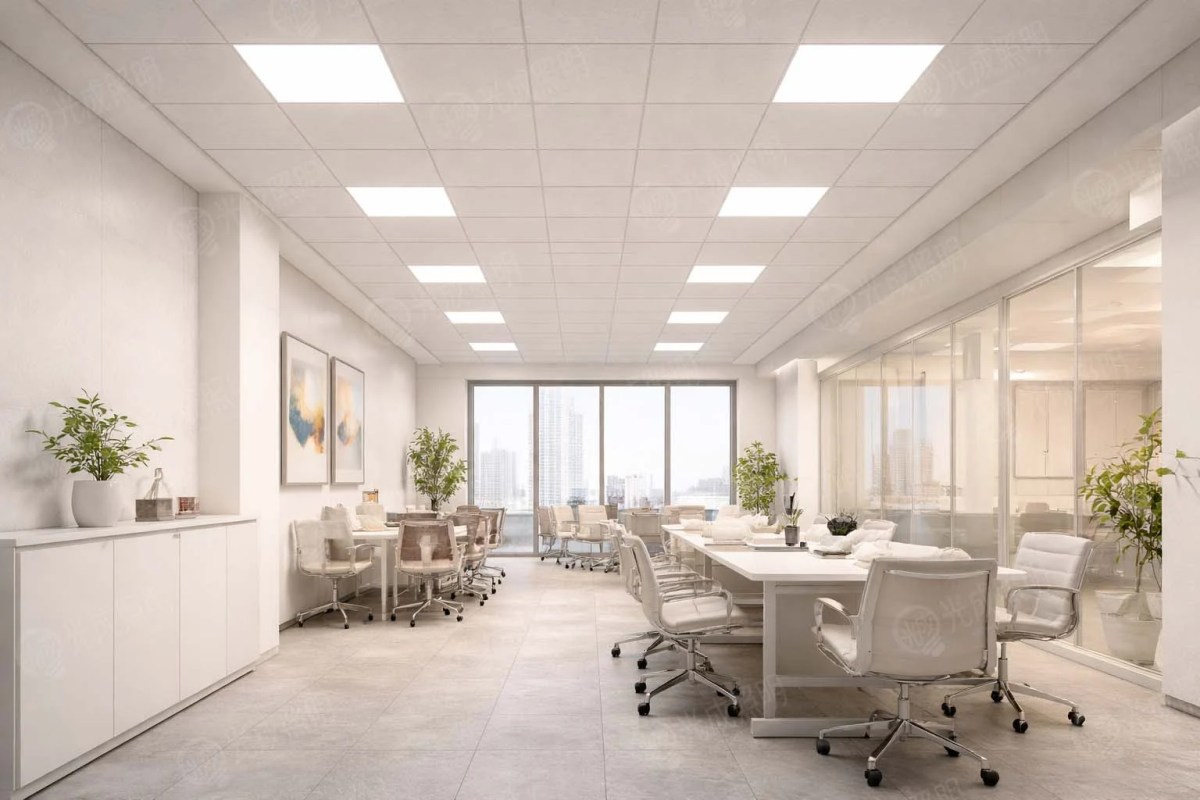 現代辦公室內部，有多張辦公桌和椅子，窗外可見城市風景，裝飾有植物和畫作，整體設計簡約明亮。
